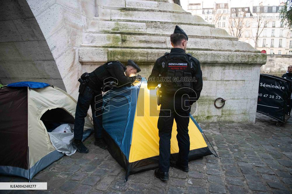 Police Clear Migrant Camp Along Seine After Gaite Lyrique Eviction - Paris