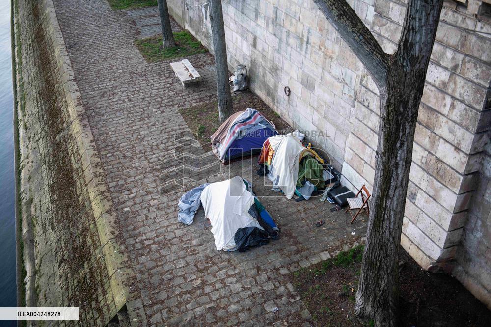 Police Clear Migrant Camp Along Seine After Gaite Lyrique Eviction - Paris