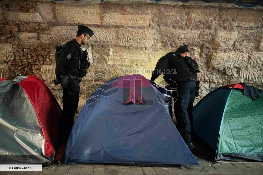 Police Clear Migrant Camp Along Seine After Gaite Lyrique Eviction - Paris