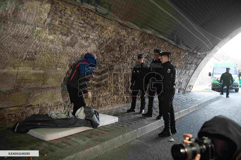 Police Clear Migrant Camp Along Seine After Gaite Lyrique Eviction - Paris