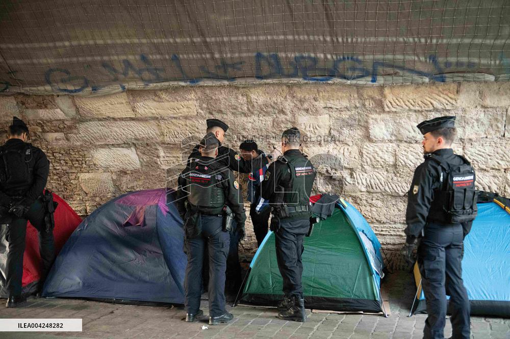 Police Clear Migrant Camp Along Seine After Gaite Lyrique Eviction - Paris
