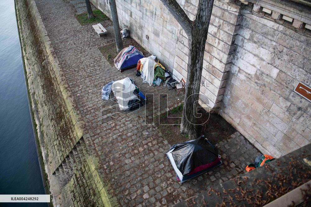 Police Clear Migrant Camp Along Seine After Gaite Lyrique Eviction - Paris