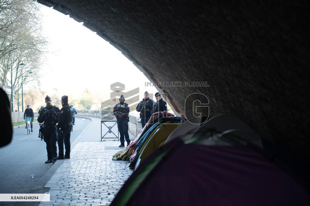 Police Clear Migrant Camp Along Seine After Gaite Lyrique Eviction - Paris