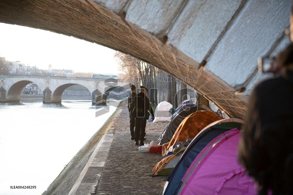 Police Clear Migrant Camp Along Seine After Gaite Lyrique Eviction - Paris