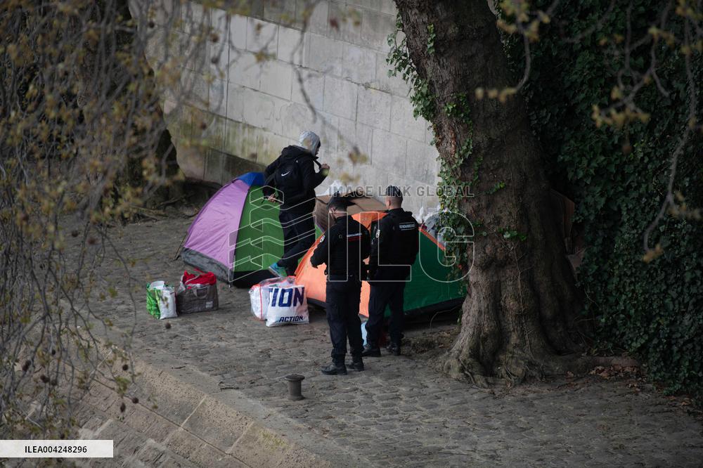 Police Clear Migrant Camp Along Seine After Gaite Lyrique Eviction - Paris