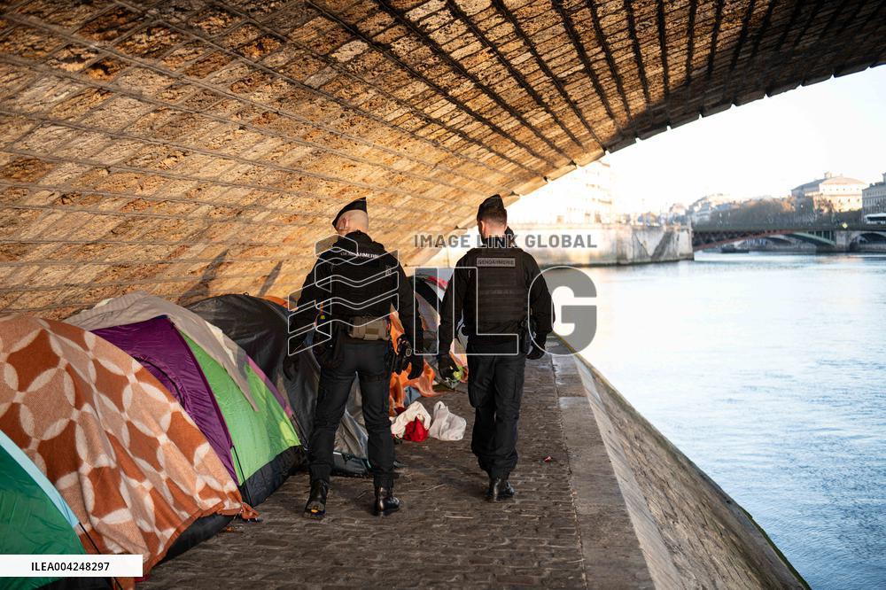 Police Clear Migrant Camp Along Seine After Gaite Lyrique Eviction - Paris