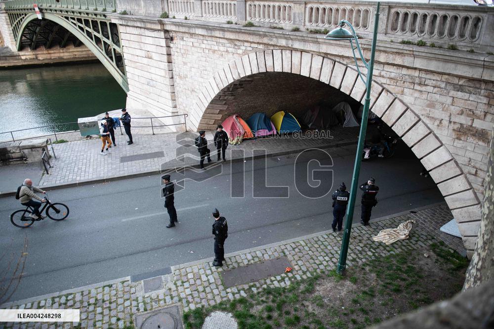 Police Clear Migrant Camp Along Seine After Gaite Lyrique Eviction - Paris