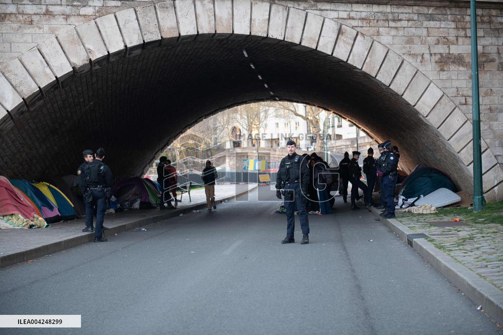 Police Clear Migrant Camp Along Seine After Gaite Lyrique Eviction - Paris