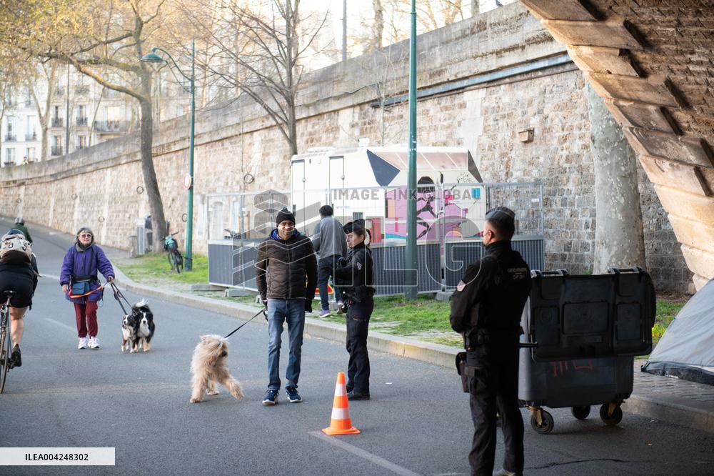Police Clear Migrant Camp Along Seine After Gaite Lyrique Eviction - Paris