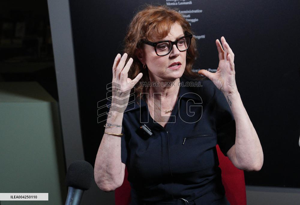 Susan Sarandon Joins Fabrizio Ferri for Breath Taking at Milan Art Week - Milan