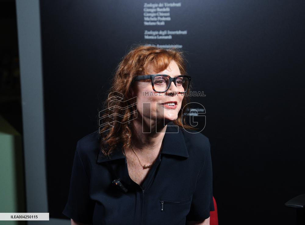 Susan Sarandon Joins Fabrizio Ferri for Breath Taking at Milan Art Week - Milan