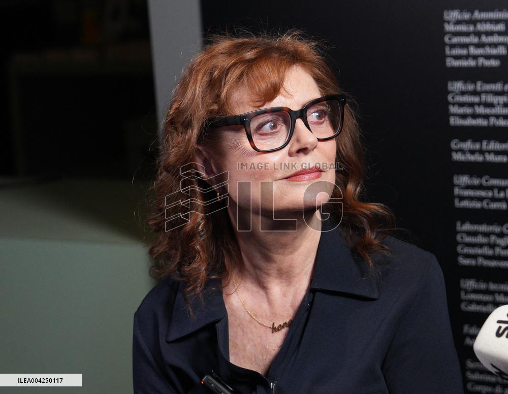 Susan Sarandon Joins Fabrizio Ferri for Breath Taking at Milan Art Week - Milan