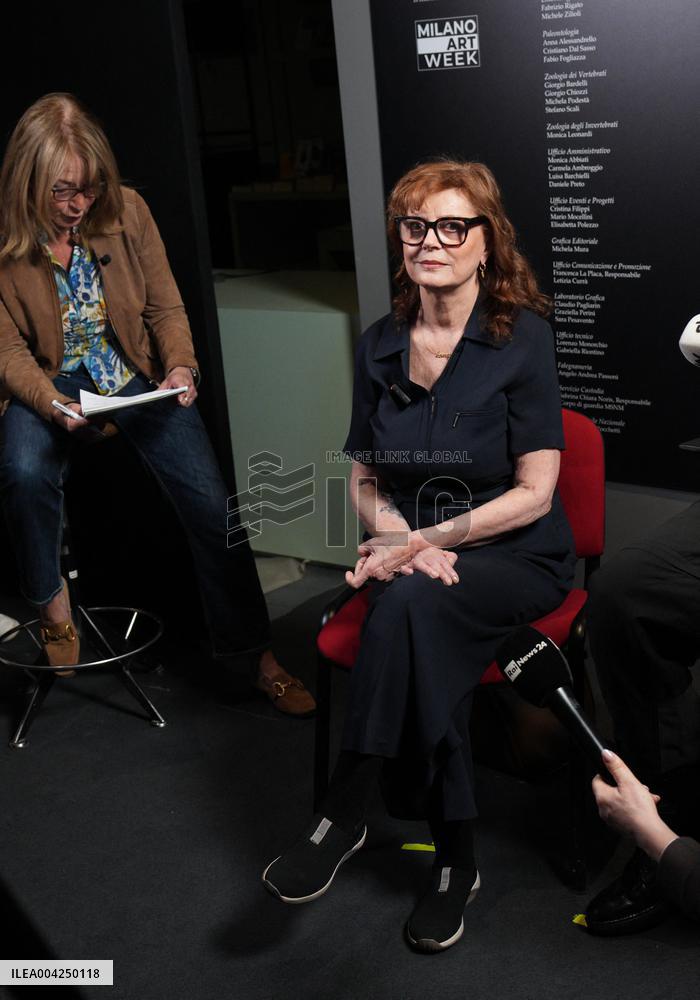 Susan Sarandon Joins Fabrizio Ferri for Breath Taking at Milan Art Week - Milan