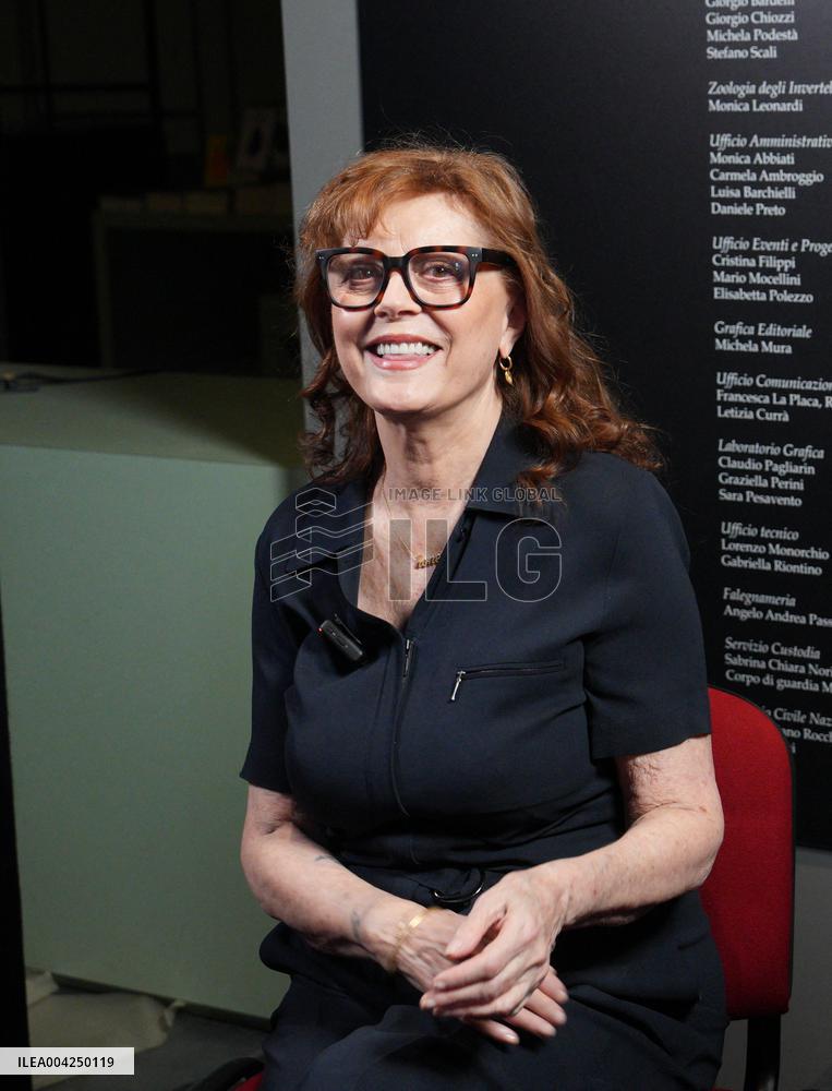 Susan Sarandon Joins Fabrizio Ferri for Breath Taking at Milan Art Week - Milan