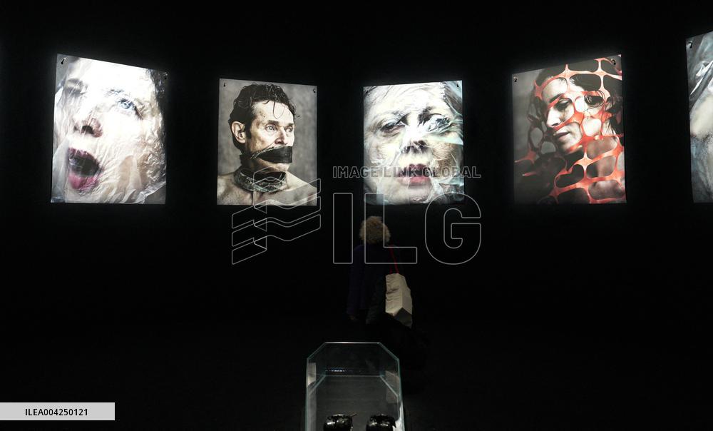 Susan Sarandon Joins Fabrizio Ferri for Breath Taking at Milan Art Week - Milan