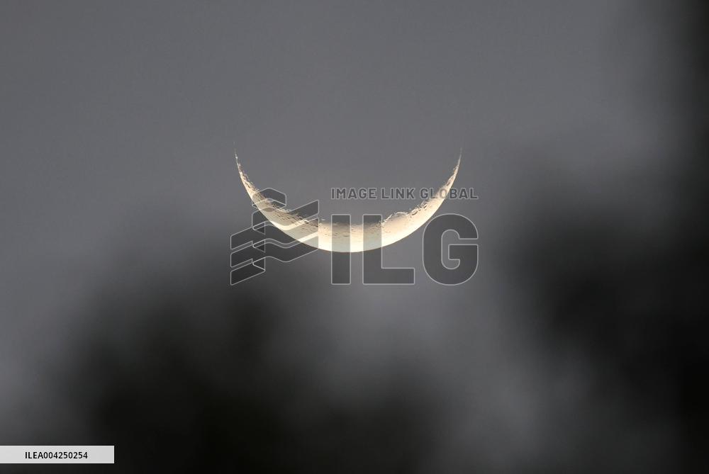 2025 Largest Waxing Crescent Moon in Hangzhou