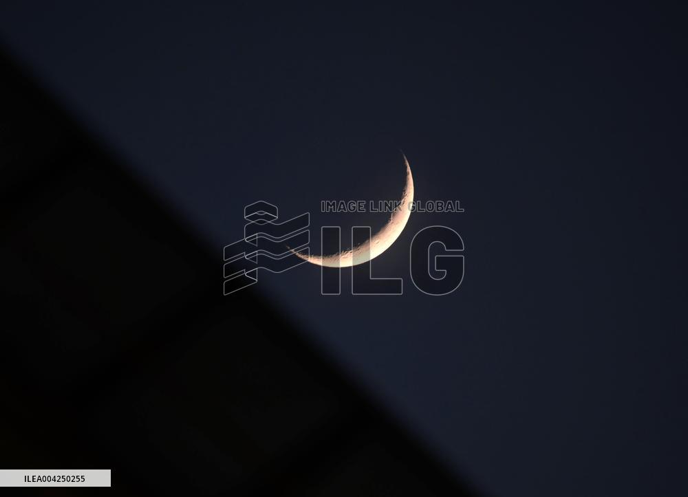 2025 Largest Waxing Crescent Moon in Hangzhou