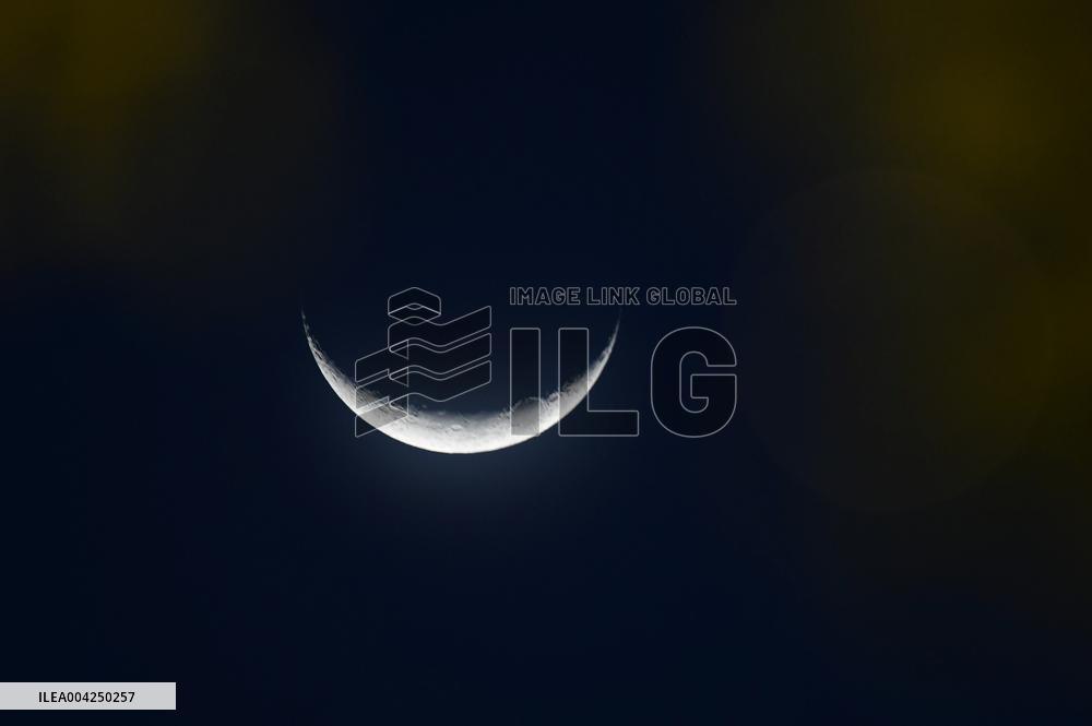 2025 Largest Waxing Crescent Moon in Hangzhou