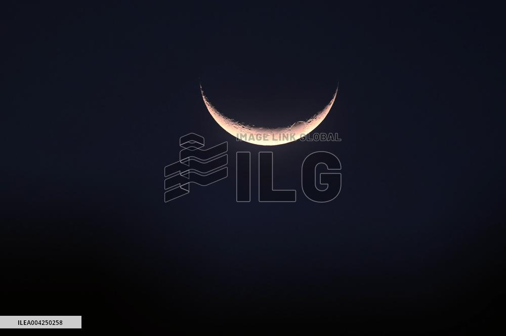 2025 Largest Waxing Crescent Moon in Hangzhou