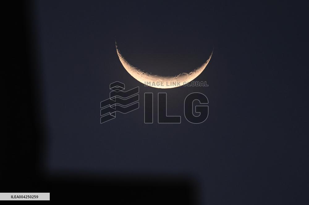 2025 Largest Waxing Crescent Moon in Hangzhou