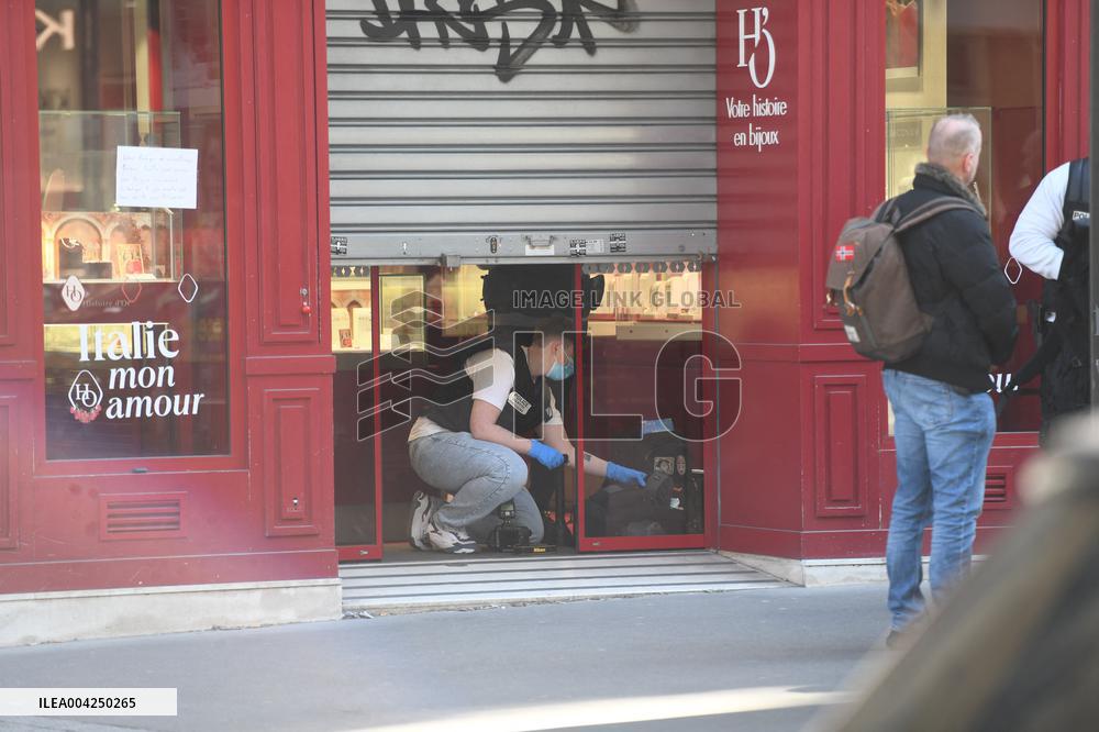 Jewelry Heist at Histoire d'Or in Paris