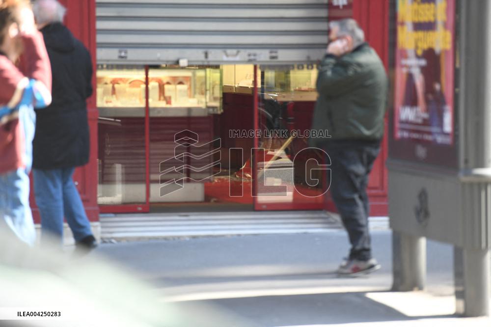 Jewelry Heist at Histoire d'Or in Paris