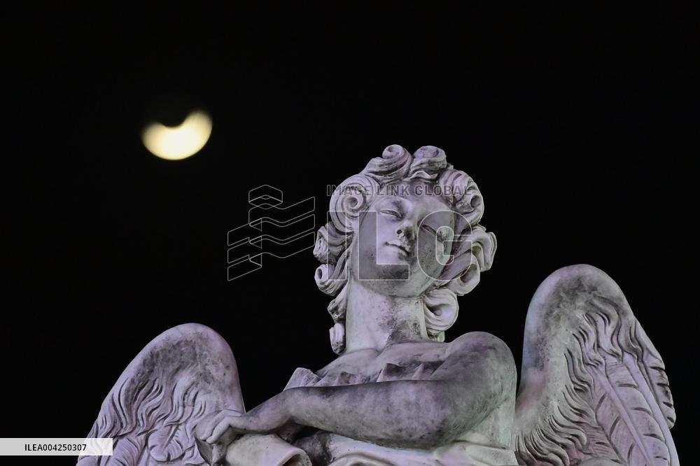 largest Waxing Crescent Moon in Qingzhou