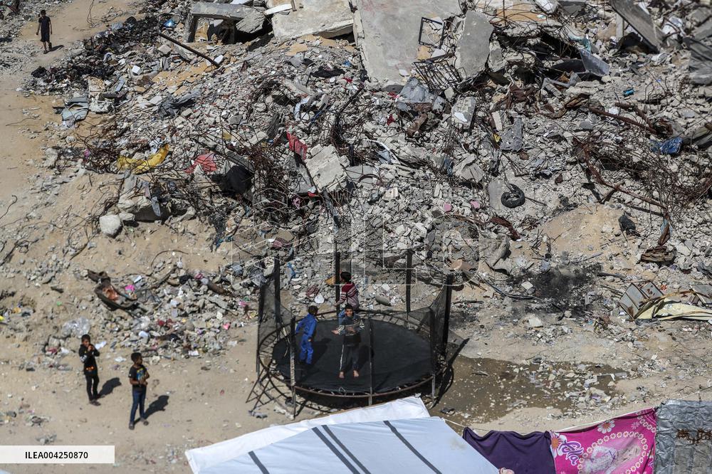 Palestinian Children Play Among The Ruins - Gaza