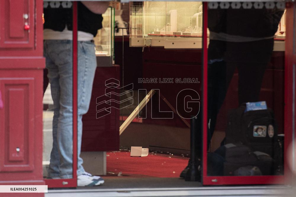 Jewelry Heist at Histoire d'Or in Paris