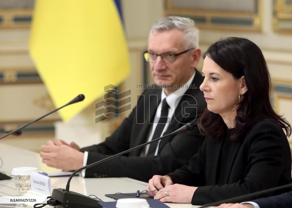 Volodymyr Zelenskyy meets with Annalena Baerbock in Kyiv