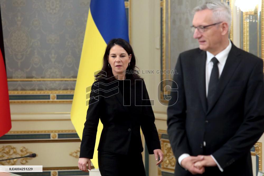 Volodymyr Zelenskyy meets with Annalena Baerbock in Kyiv