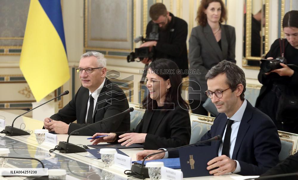 Volodymyr Zelenskyy meets with Annalena Baerbock in Kyiv