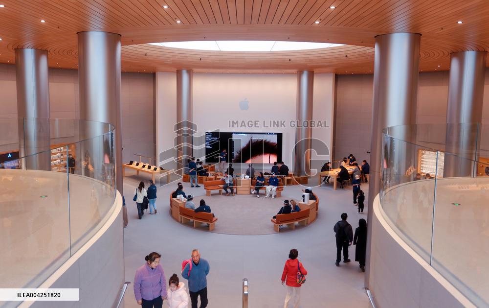 The Largest Apple Store in Asia