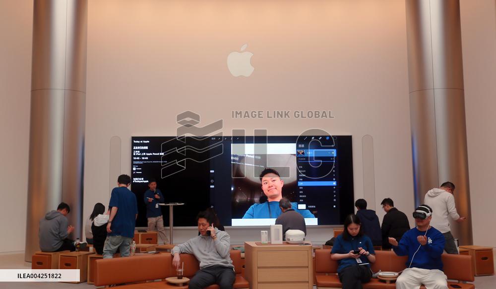 The Largest Apple Store in Asia