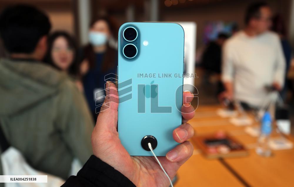 The Largest Apple Store in Asia