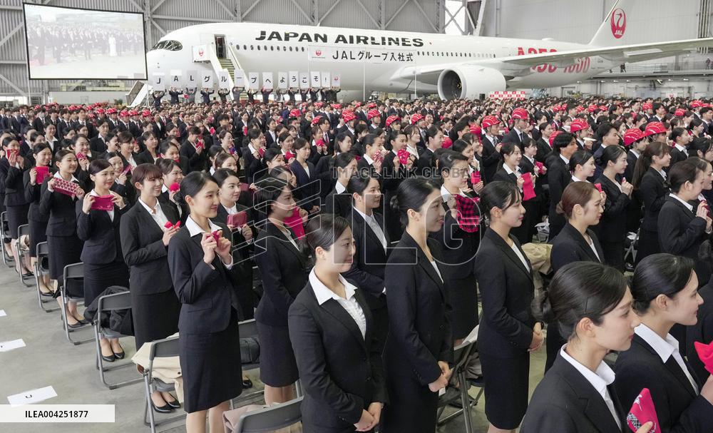 JAL ceremony to welcome new employees