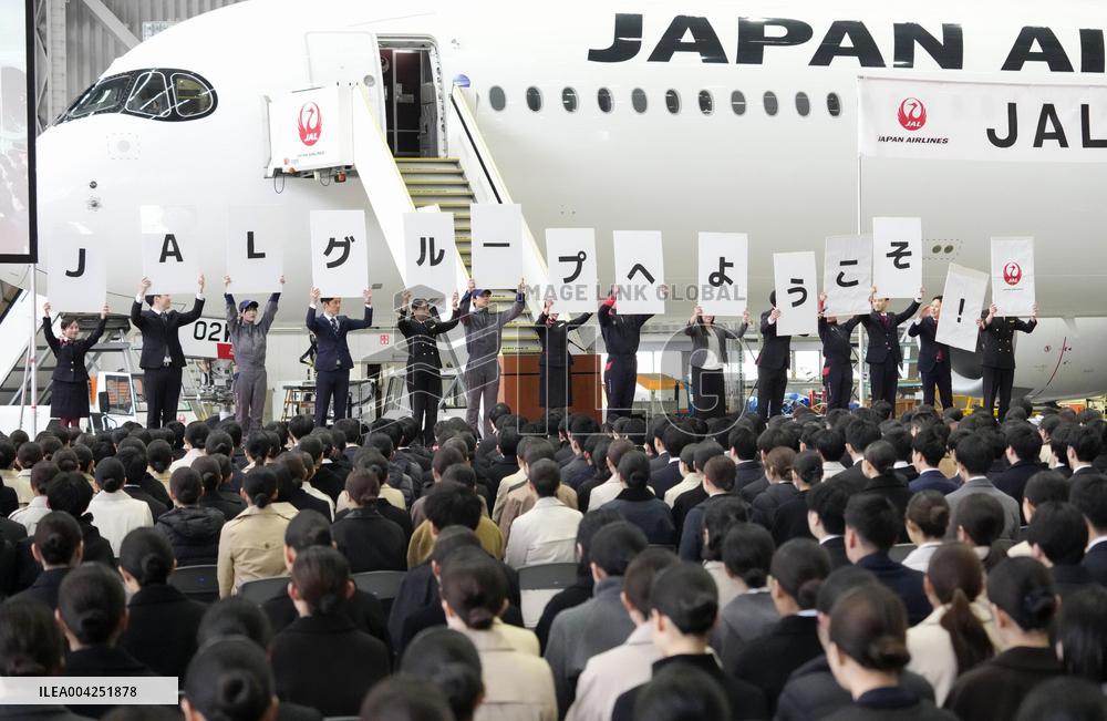 JAL ceremony to welcome new employees