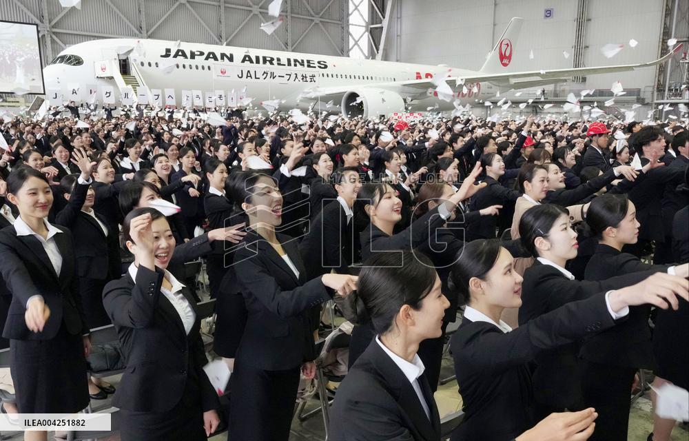 JAL ceremony to welcome new employees