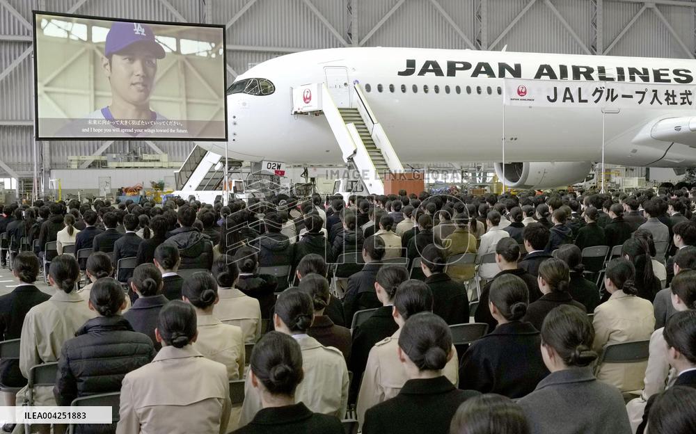 JAL ceremony to welcome new employees