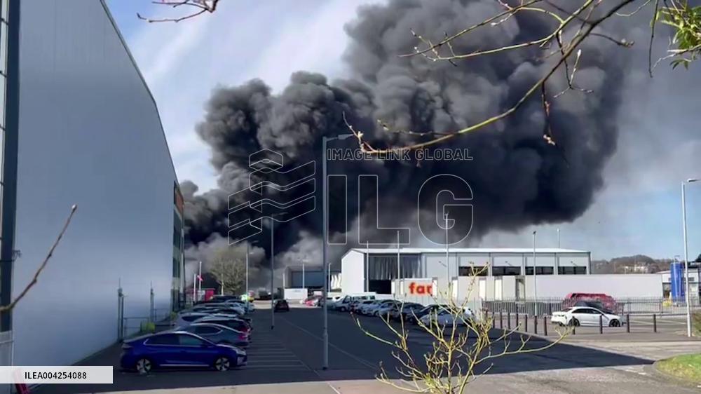 UK: Huge Fire Breaks Out at Industrial Estate in Cumbernauld, Scotland