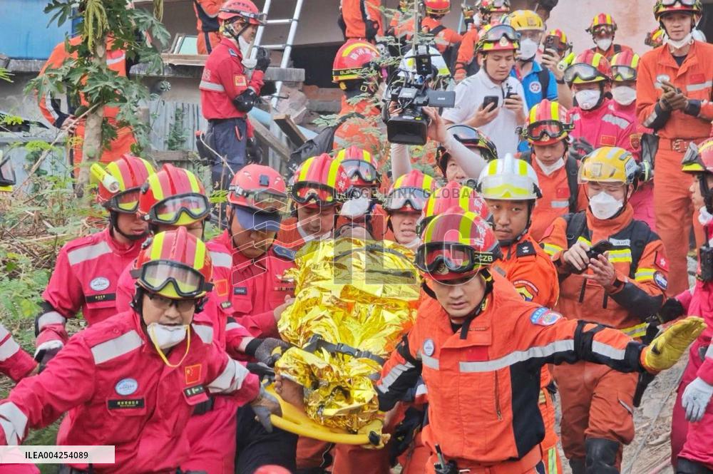 A quake victim pulled alive from rubble after five days - Mandalay