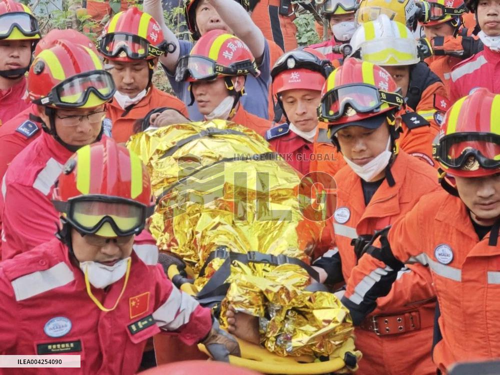 A quake victim pulled alive from rubble after five days - Mandalay