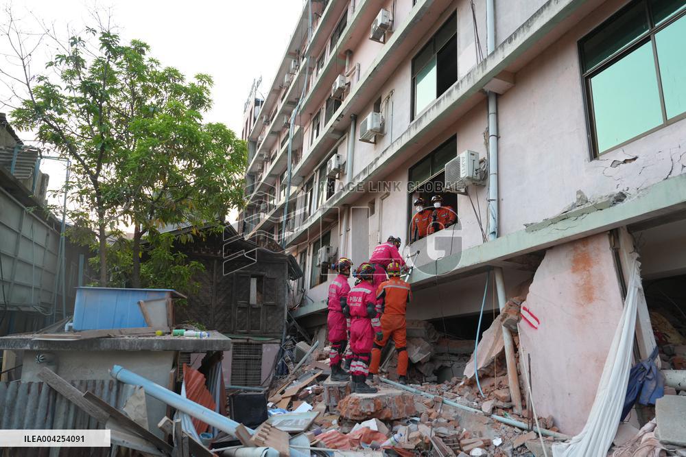 A quake victim pulled alive from rubble after five days - Mandalay