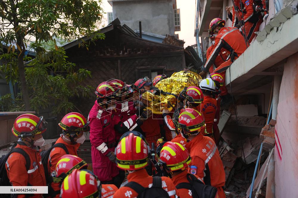 A quake victim pulled alive from rubble after five days - Mandalay