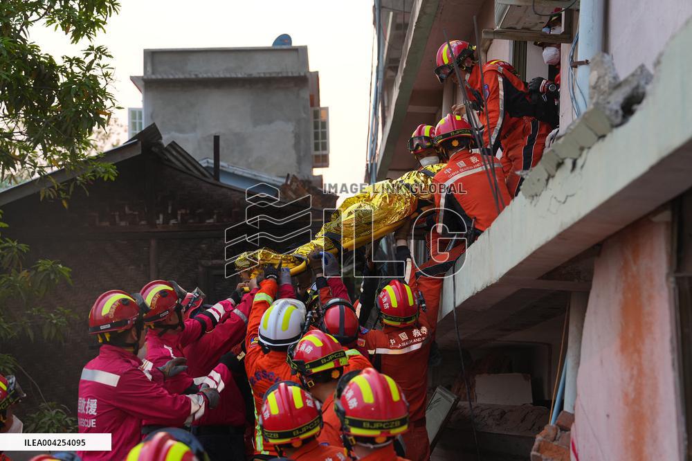 A quake victim pulled alive from rubble after five days - Mandalay