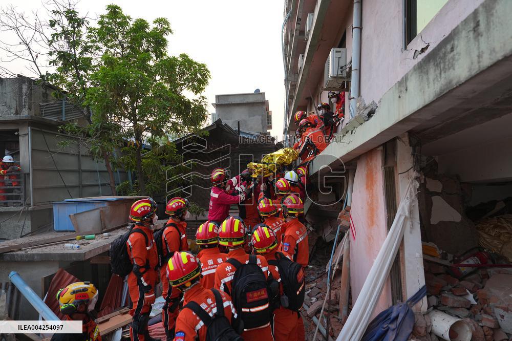A quake victim pulled alive from rubble after five days - Mandalay
