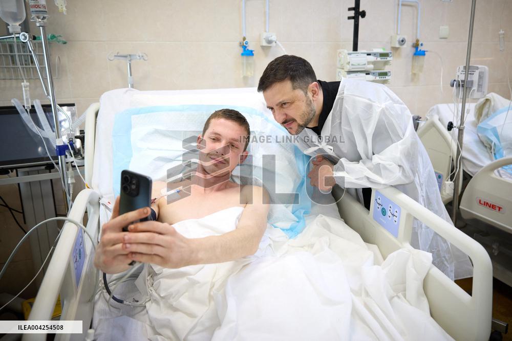 Zelensky Visits Wounded Warriors At The Mechnikov Hospital - Dnipro