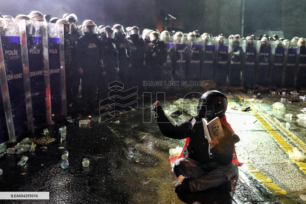 Protest in Istanbul over jailing of Erdogan's main rival