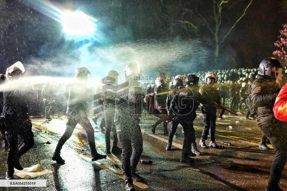 Protest in Istanbul over jailing of Erdogan's main rival