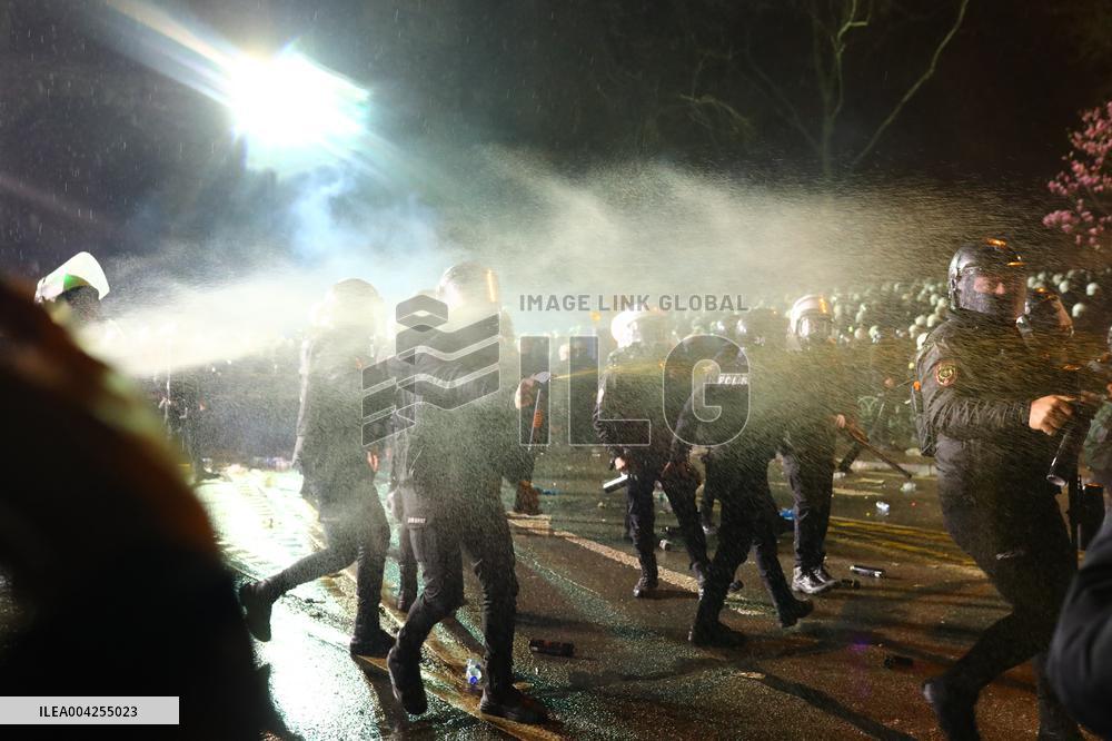 Protest in Istanbul over jailing of Erdogan's main rival
